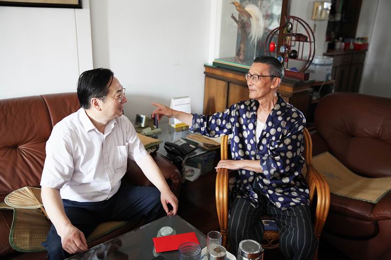 公司向导慰问离退休老向导和子公司员工 - 今日杏耀平台 - 杏耀平台		